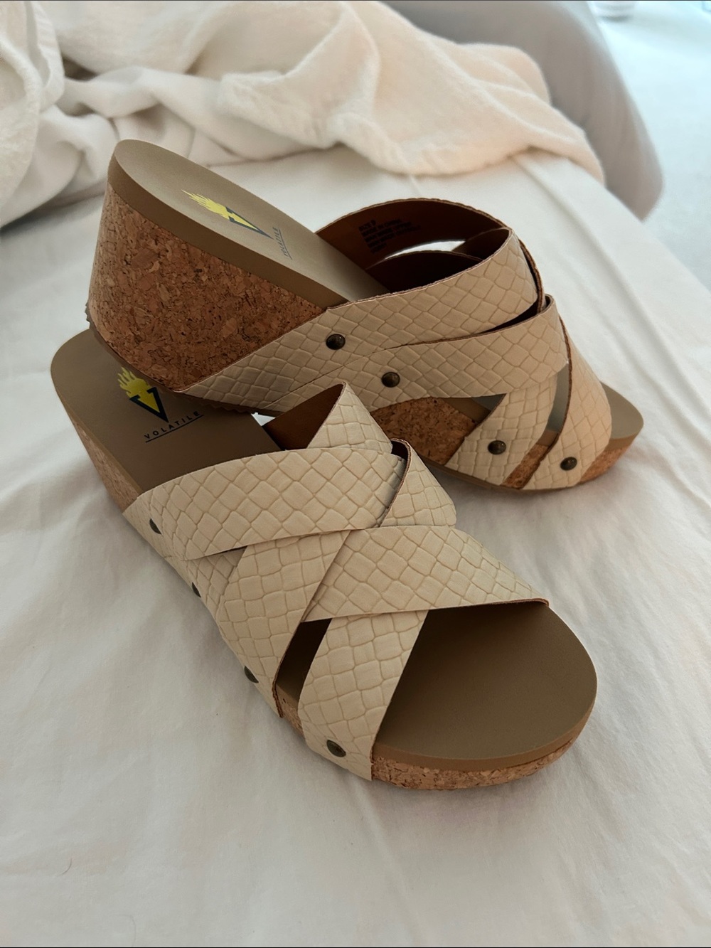 Volatile Newport Platform Slide Sandal 9 beige MSRP $70